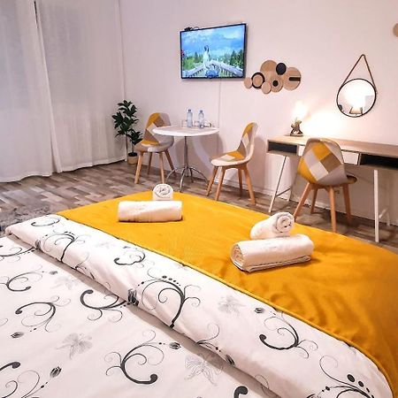 The Yellow King - Luxurious Apartment Boekarest Buitenkant foto