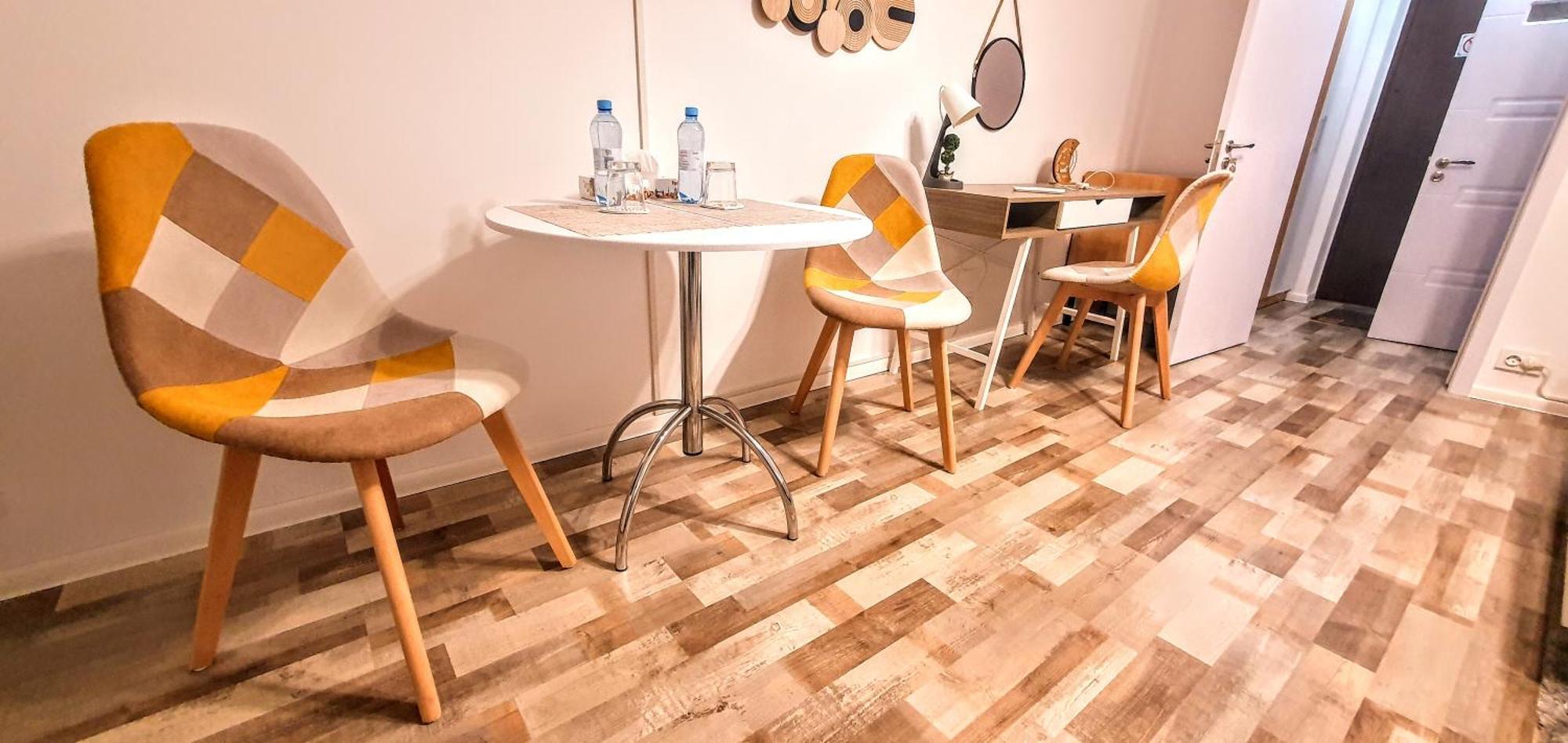 The Yellow King - Luxurious Apartment Boekarest Buitenkant foto